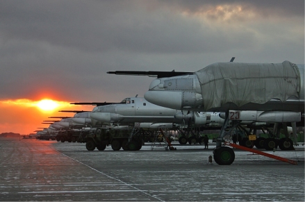 Lineup_of_Tu-95_at_Engels_Air_Base